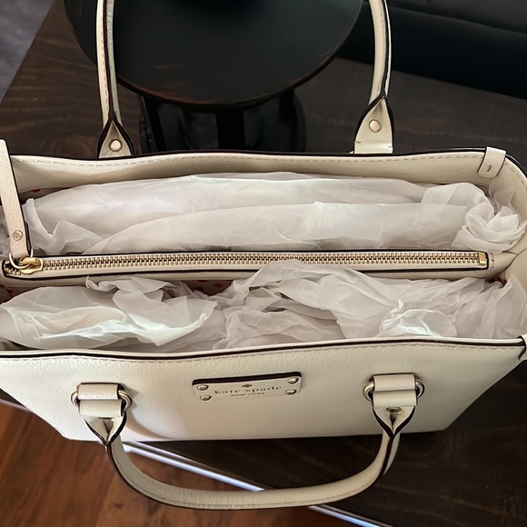Kate Spade Wellesley Quinn Medium
Ivory Tote - Picture 4 of 5